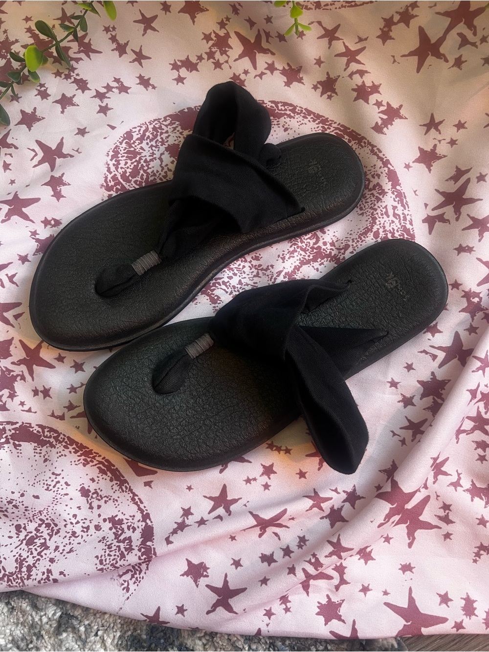 Sanuk Black Fabric Knot Toe-Post Sandals